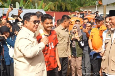 Anak di Pengungsian Agam Ingin Jadi Tentara, Prabowo ke Menhan: Kasih Dong Petunjuk