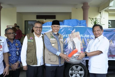 Mendagri Tito Serahkan Bantuan untuk Warga Terdampak Bencana di Sumbar