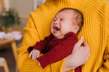 Mitos atau Fakta, Bayi Menangis Terlalu Kencang Sebabkan Hernia?