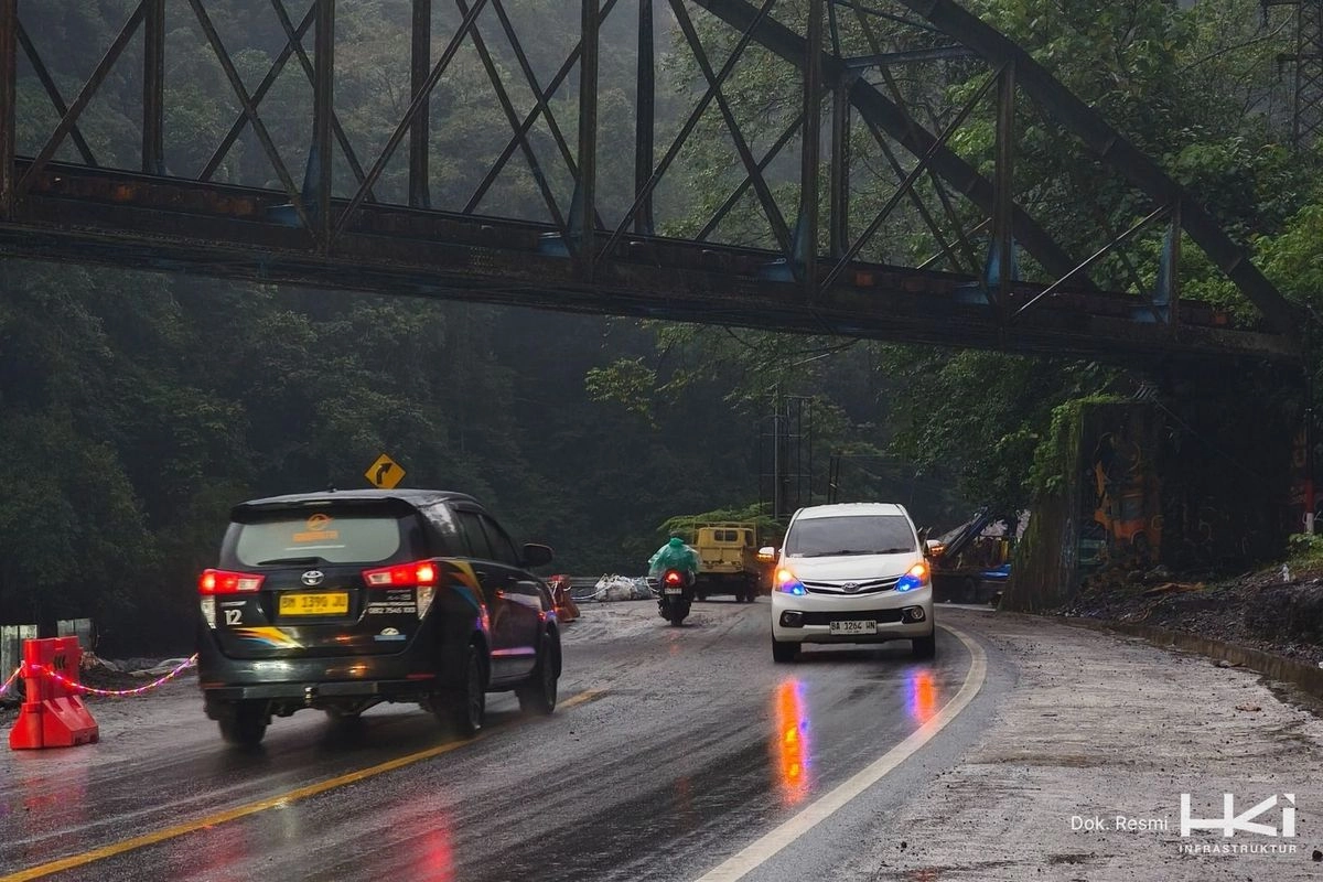 Percepat Penanganan Ruas Jalan Pascabencana Sumbar, HKI Uji Coba ''Open Traffic'' di Akses Lembah Anai
