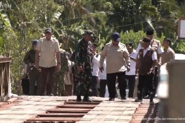Prabowo Cek Jembatan Bailey di Padang Pariaman, Sempat Hentakan Kaki di Atas Jembatan