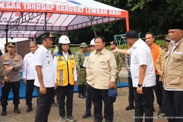 Prabowo Cek Perbaikan Jalan di Lembah Anai yang Putus Akibat Banjir dan Longsor