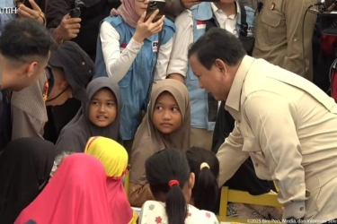 Prabowo Hibur Anak-anak di Posko Trauma Healing Korban Bencana di Agam