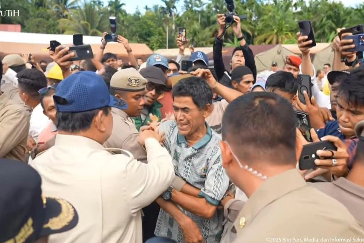 Tangis Warga Agam yang Pecah di Hadapan Prabowo: Tinggal Sendiri Saya, Pak...