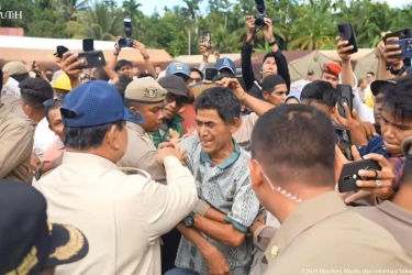 Tangis Warga Agam yang Pecah di Hadapan Prabowo: Tinggal Sendiri Saya, Pak...