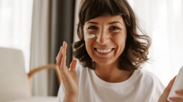 6 Sunscreen Anti-Aging yang Cocok untuk Wanita Usia 40an, Hempaskan Kerutan