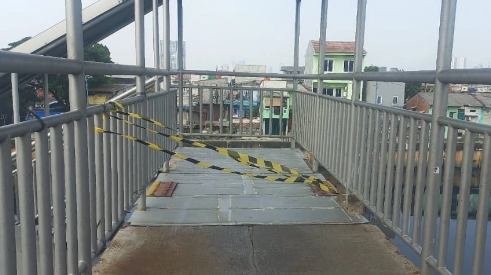 Dulu Besi Tangganya Dicuri, Kini Kabel CCTV JPO Daan Mogot Ditemukan Putus