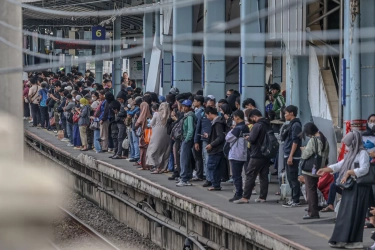 KAI Commuter Prediksi 19,9 Juta Penumpang Gunakan KRL selama Libur Nataru