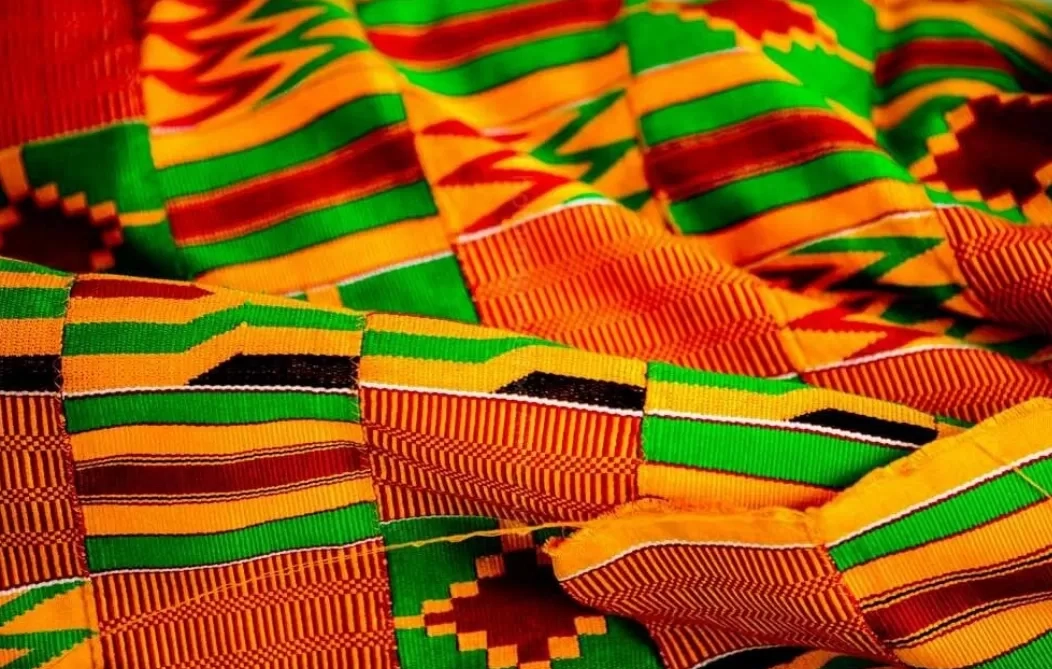 Kilau Warna Kain Kente dalam Perayaan Natal Ghana, Simbol Iman, Tradisi, dan Identitas Budaya Afrika Barat