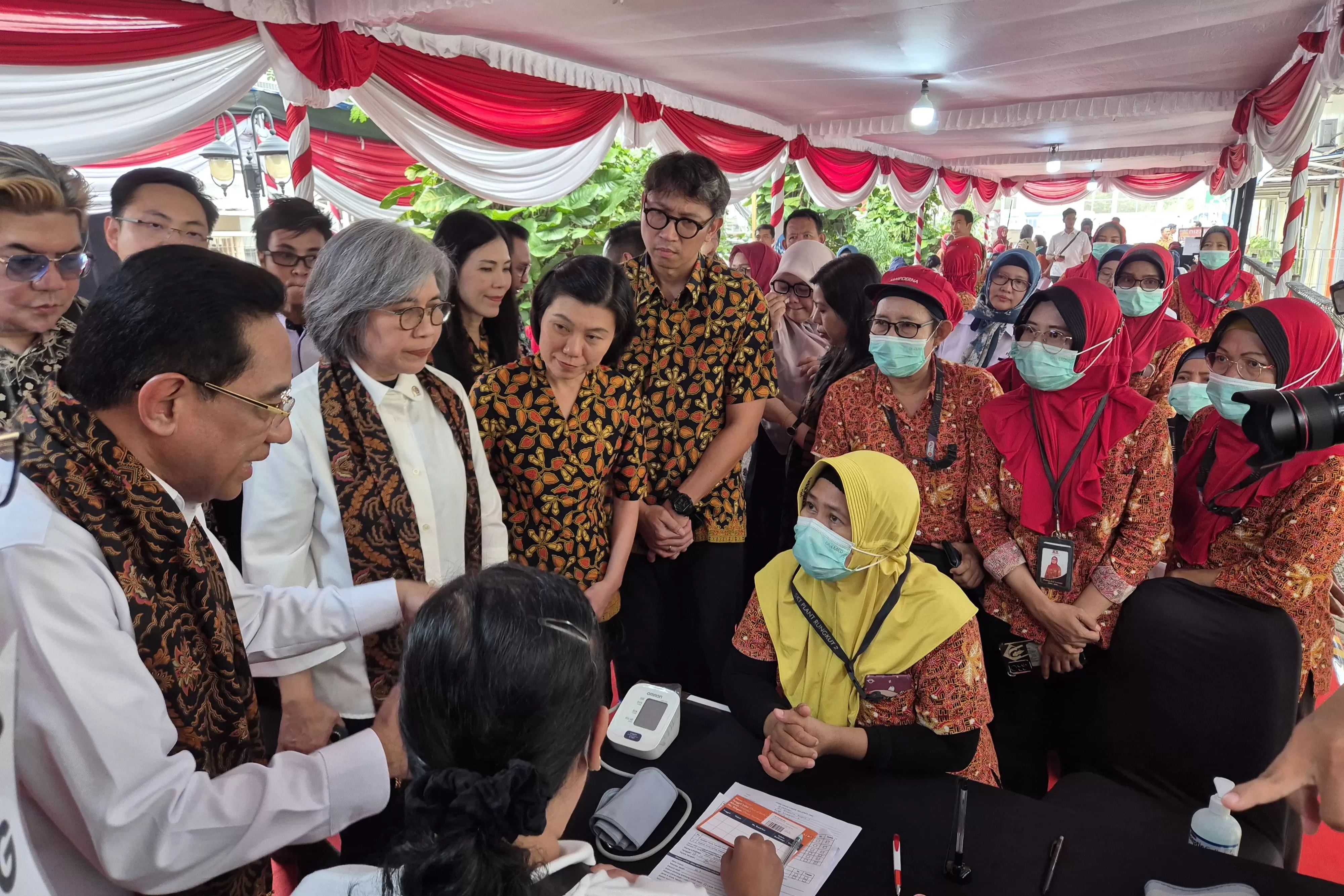 Wamenkes Tinjau Cek Kesehatan dan Vaksinasi Gratis Karyawan PT HM Sampoerna Tbk.