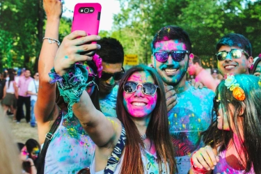 Aktualisasi Diri atau FOMO?