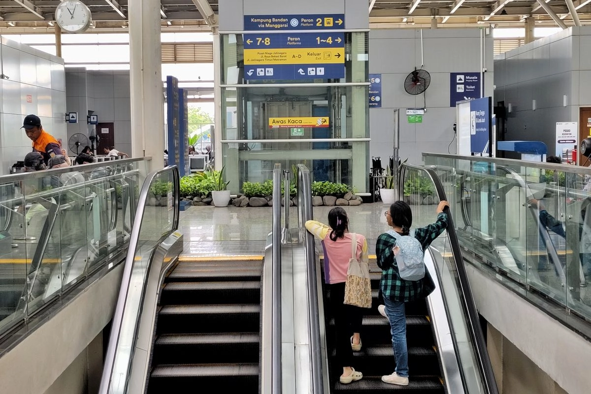Naik KRL ke Stasiun Jatinegara, Begini Cara Transit ke Kereta Jarak Jauh
