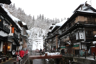 Pertunjukan Cahaya Musim Dingin Hiasi Kolam Biru Hokkaido
