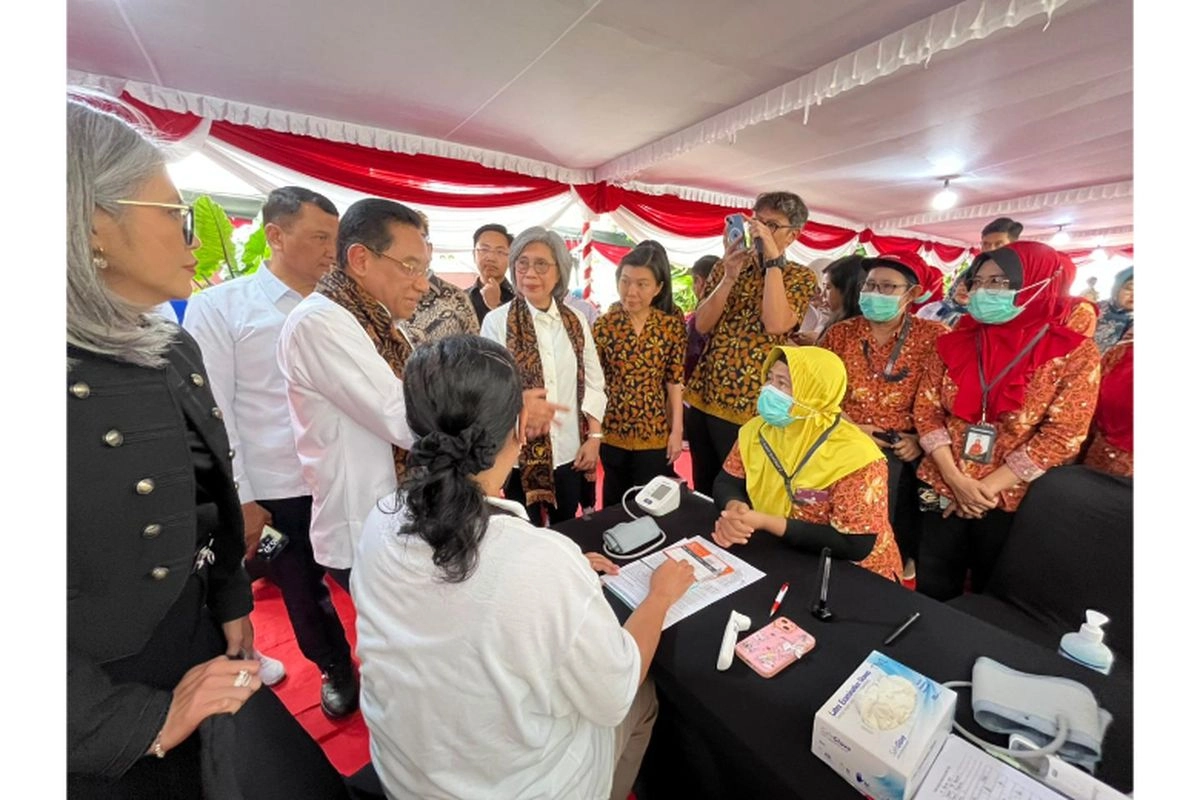 Wamenkes Tinjau Program Cek Kesehatan dan Vaksinasi 5.000 Karyawan Sampoerna di Surabaya