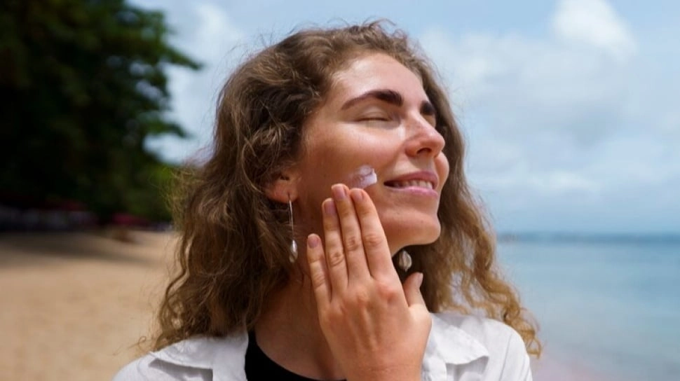 5 Sunscreen untuk Wanita Usia 50-an, Lembap dan Flek Hitam Tidak Makin Parah