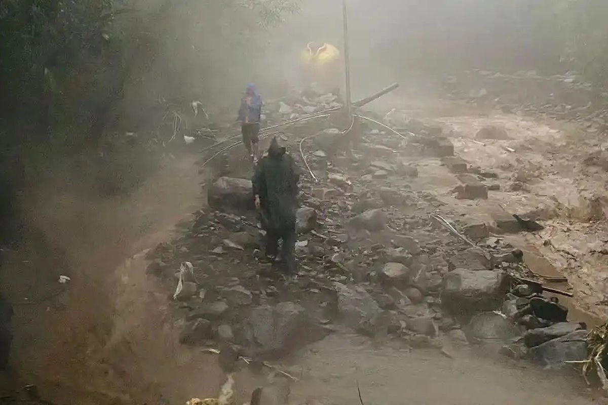 Banjir di Wisata Air Panas Guci Tegal, Pancuran 13 Lenyap