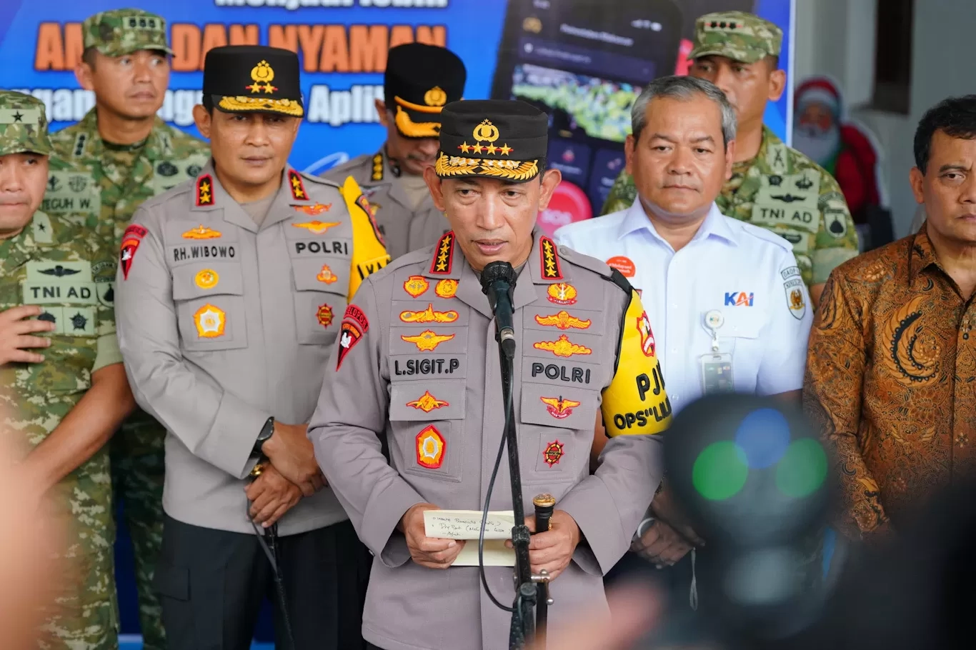 Kapolri Ingatkan Ancaman Banjir dan Longsor Selama Nataru, Satgas Diminta Siaga Penuh