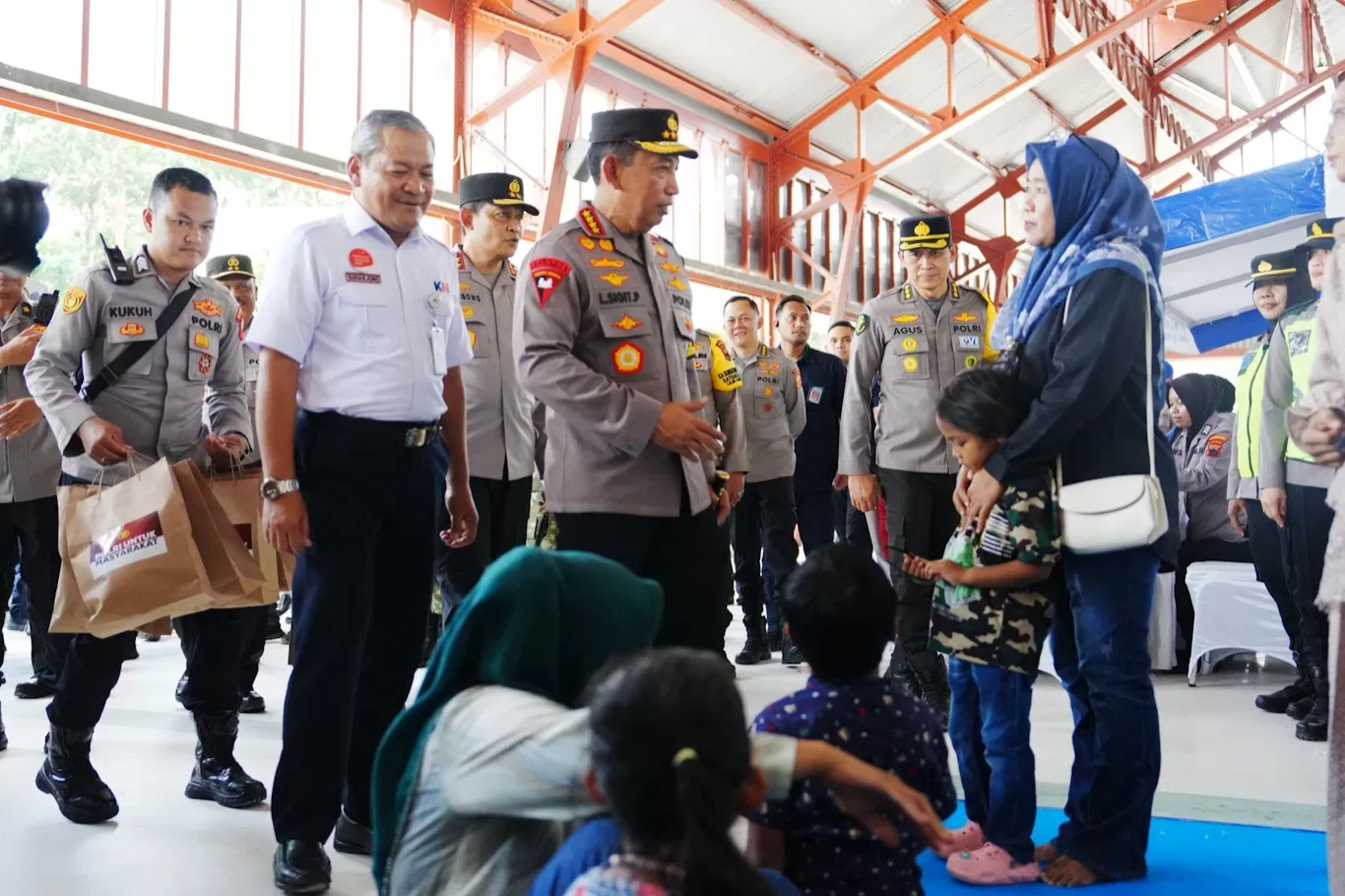 Kapolri Pantau Kesiapan Nataru di Stasiun Tawang Semarang, Fasilitas Publik dan Keamanan Dicek Langsung