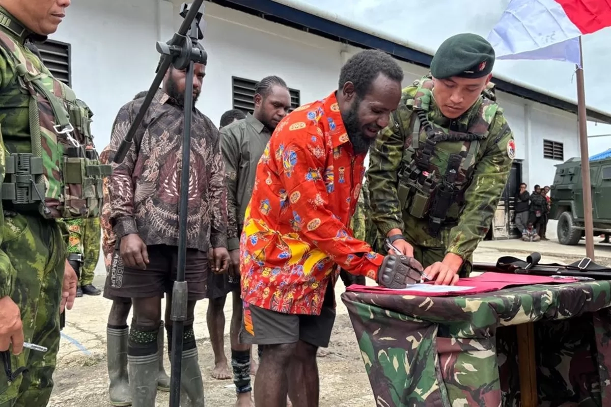 Satgas Yonif 142/Ksatria Jaya Ikrarkan Tujuh Eks TPNPB OPM kembali ke Pangkuan NKRI