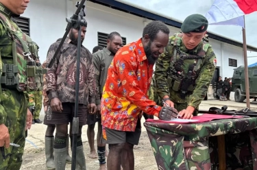 Satgas Yonif 142/Ksatria Jaya Ikrarkan Tujuh Eks TPNPB OPM kembali ke Pangkuan NKRI