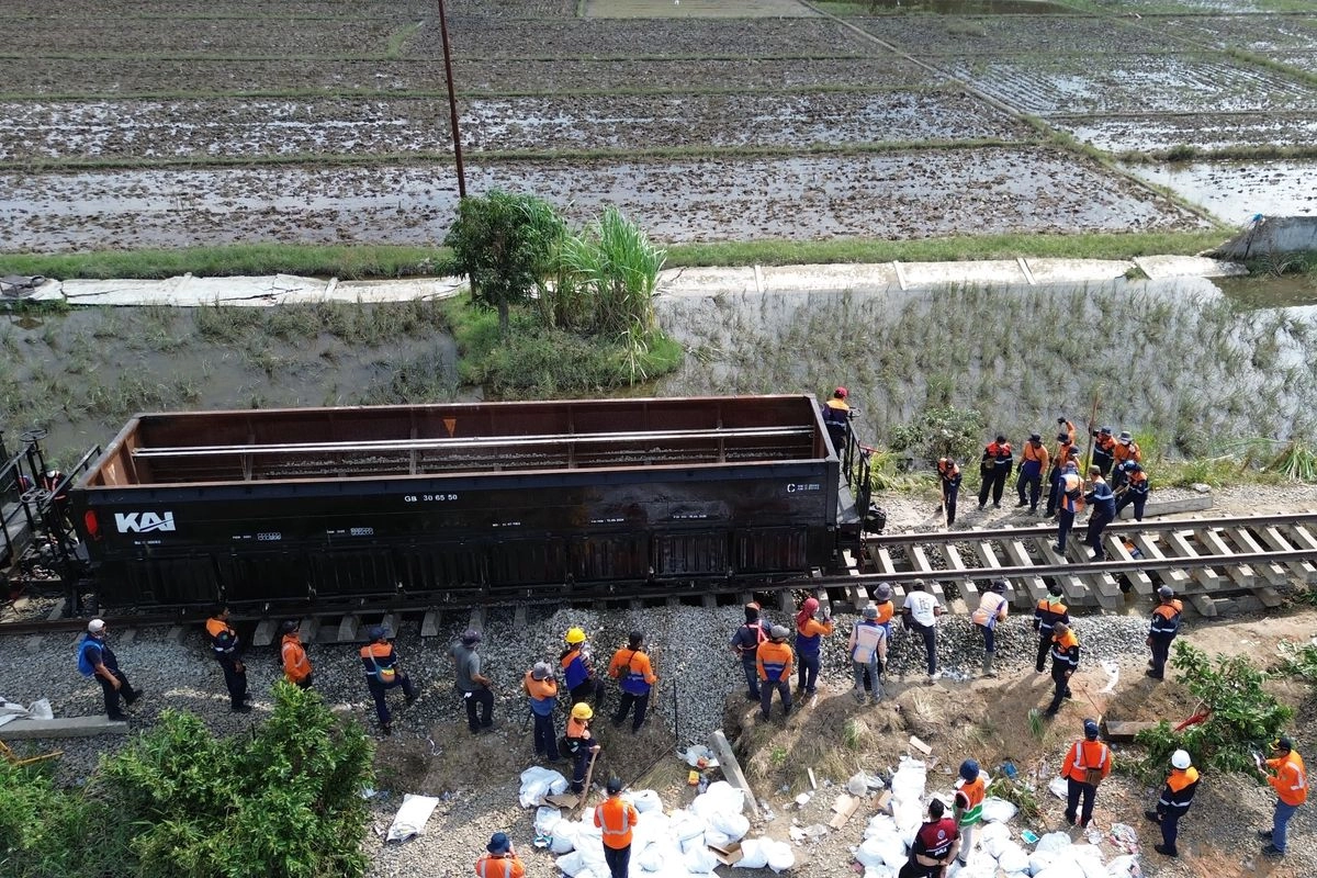 Bersama Pemerintah, KAI 5×24 Jam Nonstop Pulihkan Jalur Terdampak Bencana di Sumatra