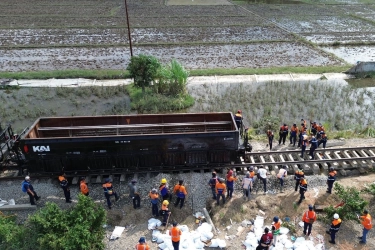 Bersama Pemerintah, KAI 5×24 Jam Nonstop Pulihkan Jalur Terdampak Bencana di Sumatra