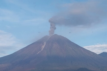 Semeru Erupsi Lagi Pagi Ini, Pendaki yang Sudah Beli Tiket Diminta Reschedule