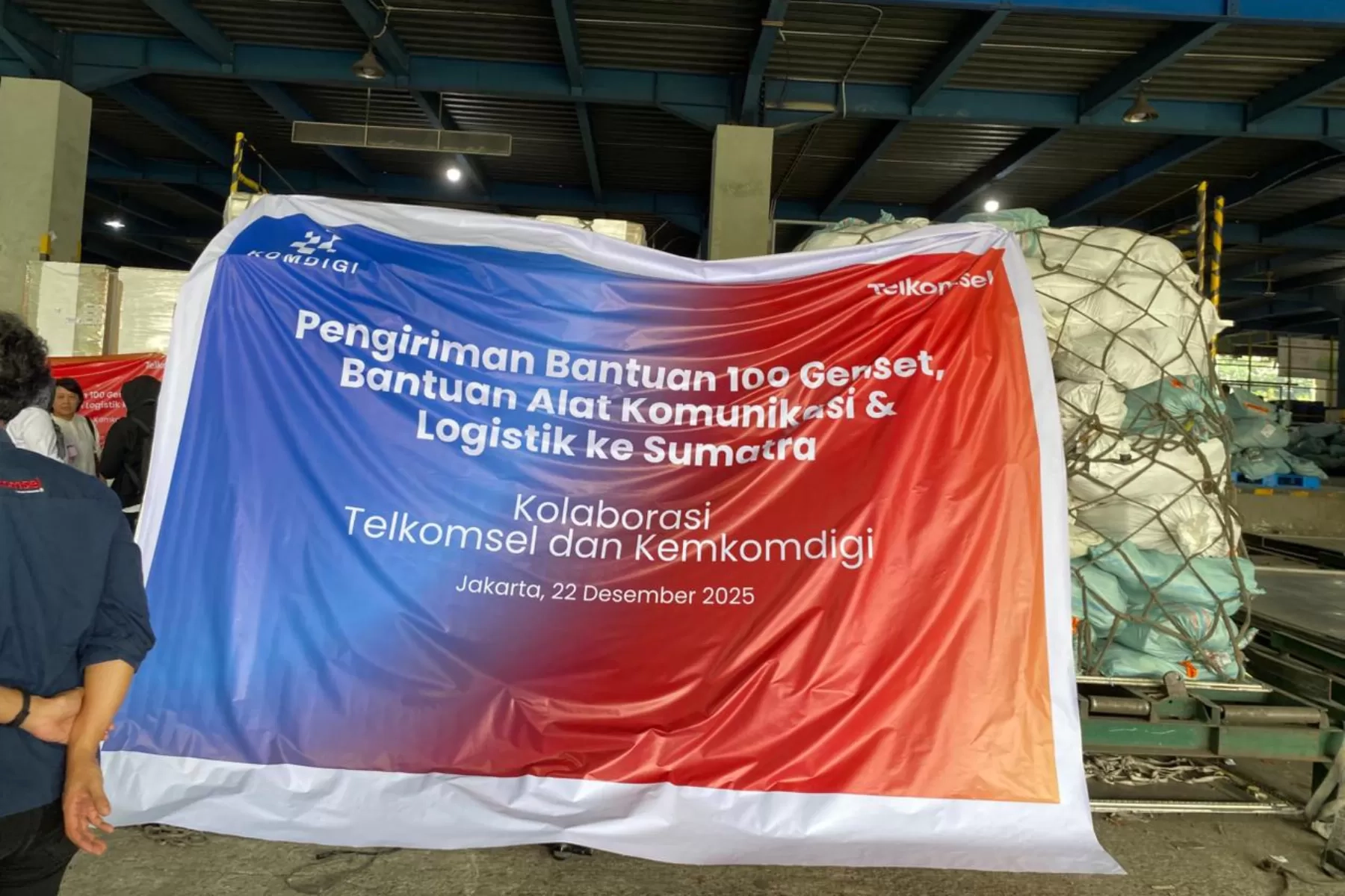 Pulihkan Listrik dan Komunikasi, Komdigi Salurkan Genset dan HP ke Wilayah Banjir di Sumatera
