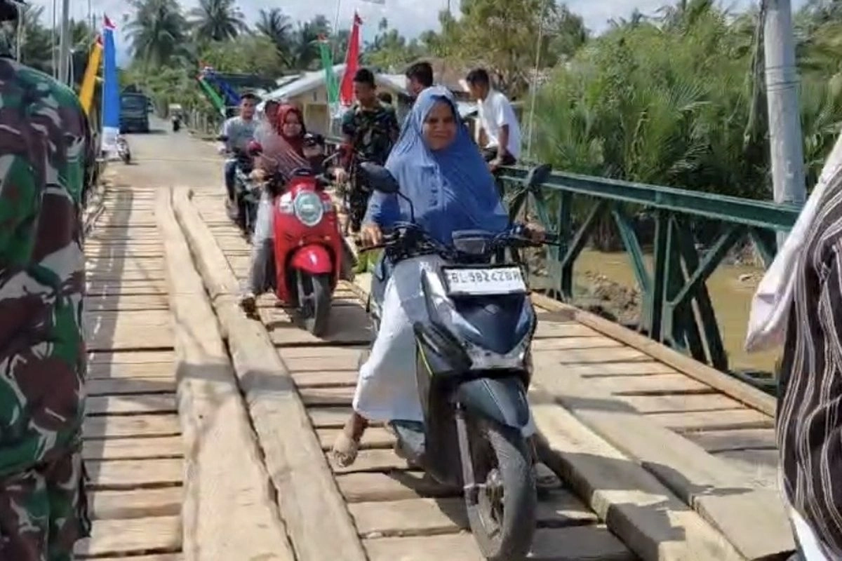 Pembangunan Jembatan Bailey di Bireun Ini Rampung, Warga Kembali Melintas