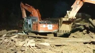 Bersihkan Tumpukan Kayu di Lokasi Terdampak Banjir di Aceh dan Sumut untuk Buka Akses Masyarakat