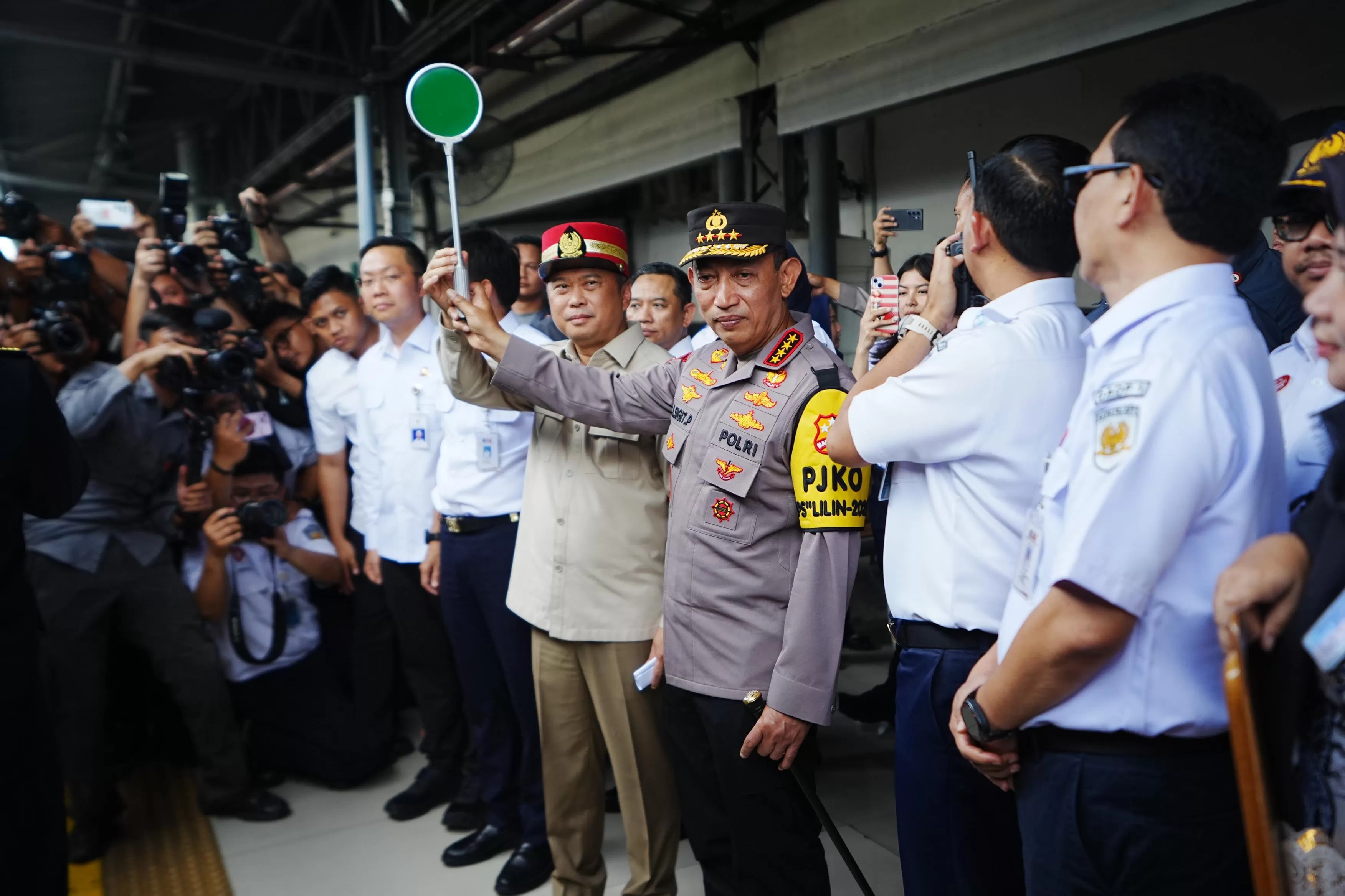 Jelang Nataru, Kapolri Cek Kesiapan Stasiun Pasar Senen, Fasilitas dan Keamanan Dievaluasi