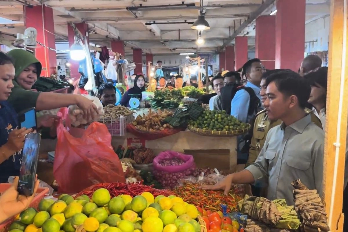 Gibran Blusukan di Manado, Cek Harga Pangan Jelang Natal dan Tahun Baru
