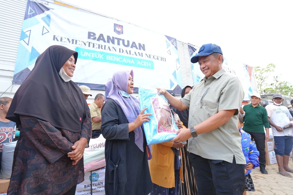 Kunjungi Aceh Tamiang, Mendagri Tito Serahkan Bantuan untuk Masyarakat Terdampak Bencana