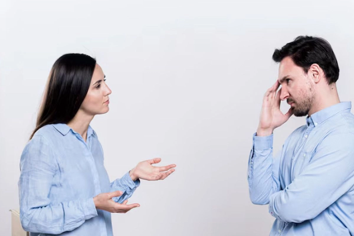 Ramalan Zodiak Aquarius Desember 2025: Karier, Cinta, dan Keuangan