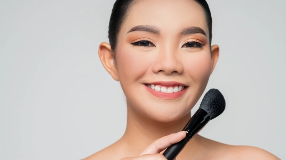 5 Cara Pakai Makeup Anti Luntur saat Cuaca Panas untuk Perempuan Aktif