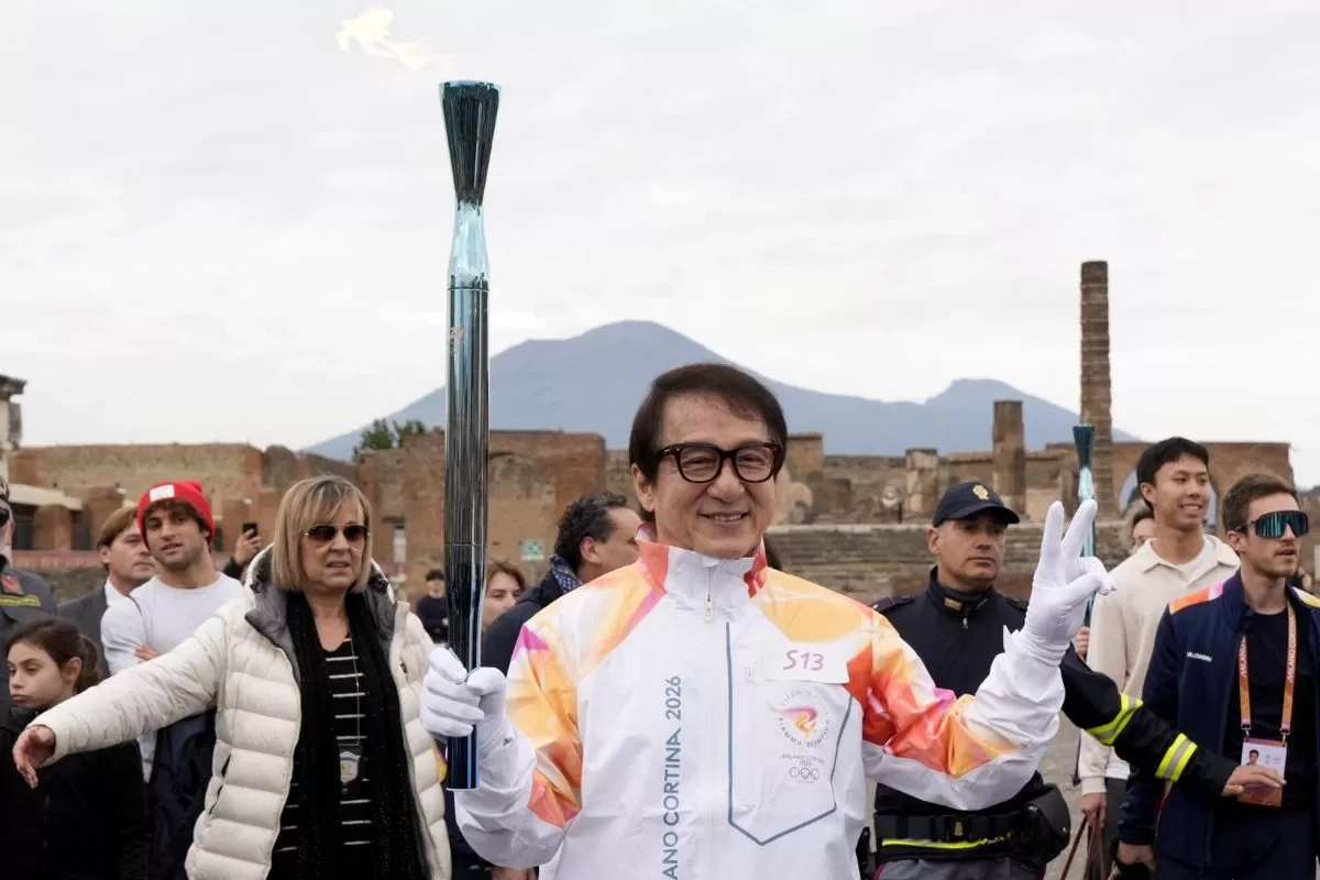 Jackie Chan Bawa Obor Olimpiade Milano Cortina 2026 di Pompeii