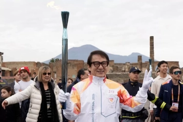 Jackie Chan Bawa Obor Olimpiade Milano Cortina 2026 di Pompeii
