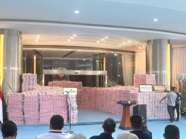 Penampakan Tumpukan Uang Rp 6,6 Triliun Penuhi Lobi Gedung Bundar Kejagung, Duit Apa?