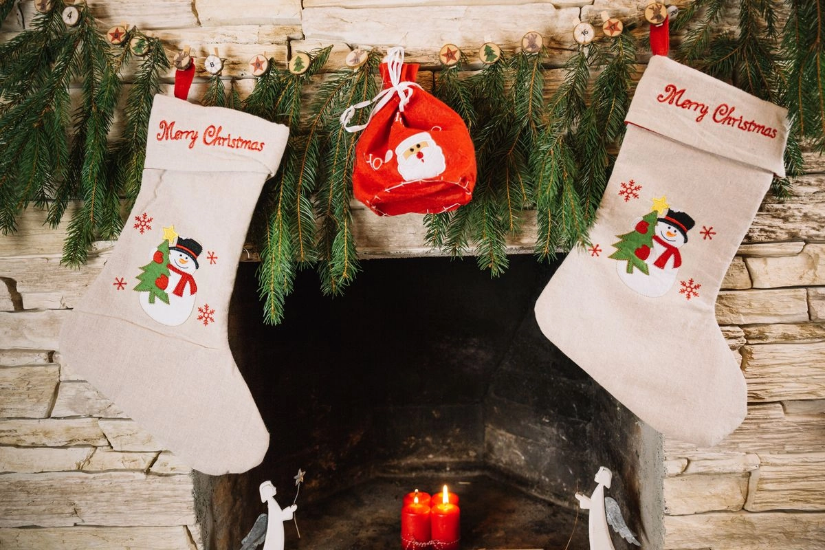 Awal Mula Tradisi Menggantung Kaus Kaki Dekat Pohon Natal