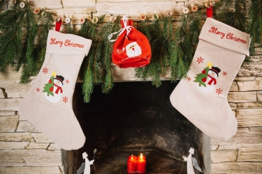 Awal Mula Tradisi Menggantung Kaus Kaki Dekat Pohon Natal