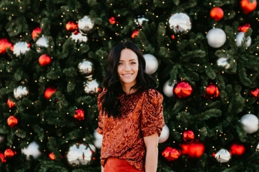 Baju Malam Natal, Apakah Harus Pakai Warna Merah dan Hijau?