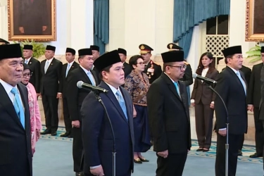Dasi Biru Muda dan Utak-atik Kabinet Sepanjang 2025