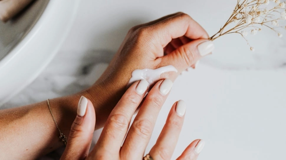 5 Pilihan Body Lotion Untuk Usia 60-an, Buat Kulit Sehat Bercahaya