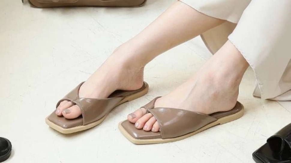 7 Sandal Lokal yang Enak dan Stylish Buat Jalan-Jalan saat Liburan Nataru