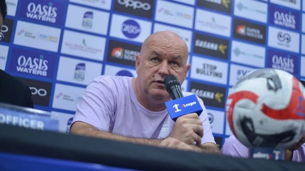 Terpaut 3 Poin dengan Pemuncak Klasemen, Bojan Hodak Fokus ke Pertandingan Persib