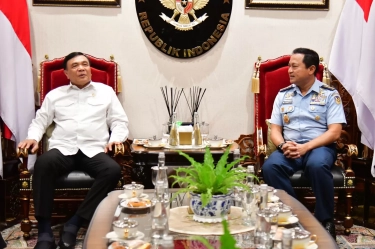 Dukung Operasi Kemanusiaan di Indonesia, Kemenko Polkam Serahkan Kontainer Pendingin Portabel kepada TNI AU