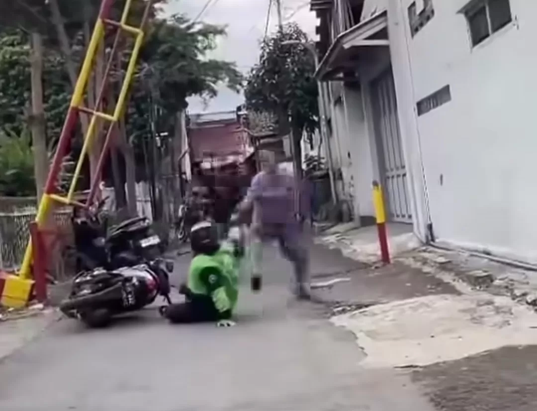 Pria Berjaket Ojol Tipu Jual Emas Palsu, Tembak Lansia di Asrama Polisi Bandung