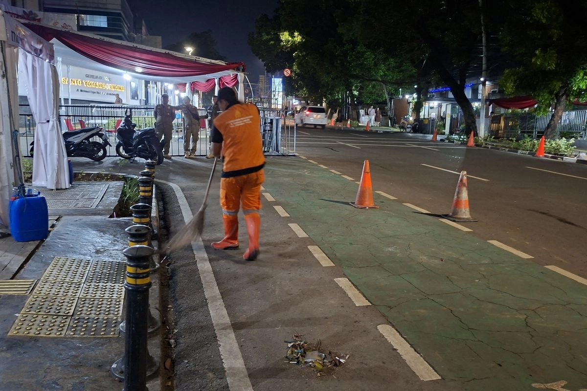 Cerita Petugas PPSU Kerja hingga Dini Hari, Bersihkan Sampah Sisa Misa Malam Natal