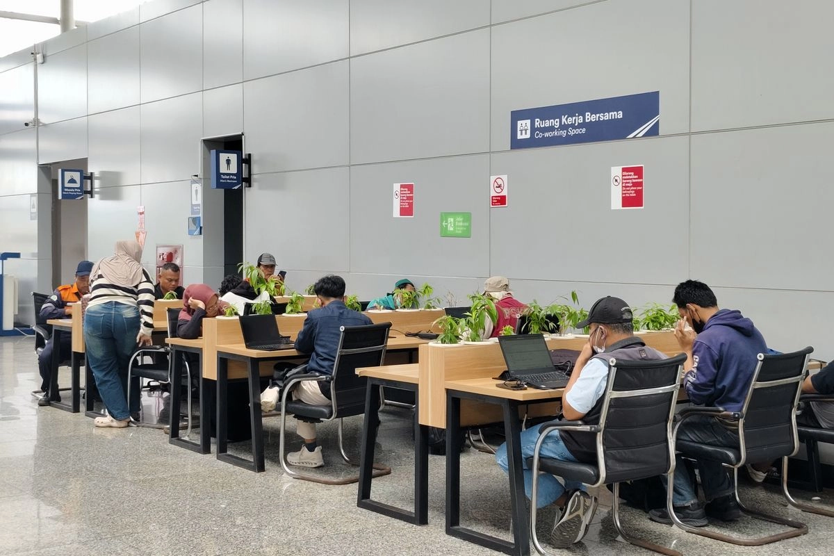 Lokasi Ruang Tunggu di Stasiun Jatinegara, Ada Meja dan Colokan