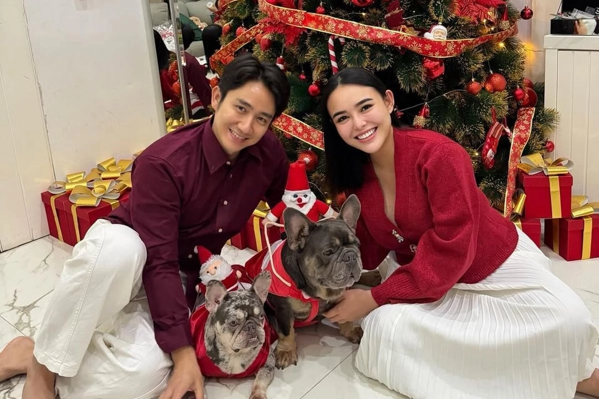 Outfit Natal Amanda Manopo dan Kenny Austin, Kompak Bernuansa Merah Putih di Rumah